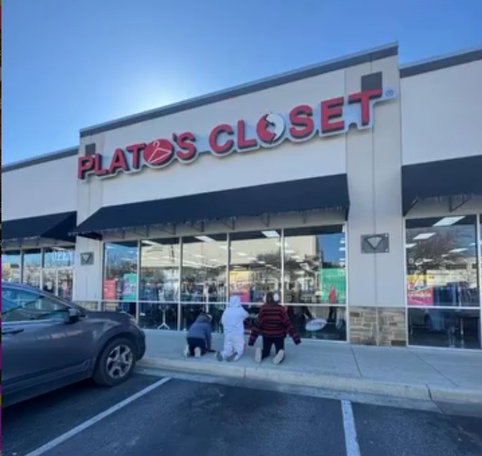 picture of the outside of plato's closet by the North Star Mall in San Antonio Texas easy to spot right next to target near San Pedro.